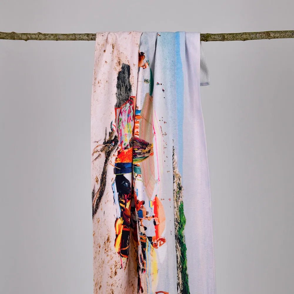 RHANEVA x bant mag. by Aylin Güngör No.2, 70x140 Plaj Havlusunun askıda fotoğrafı