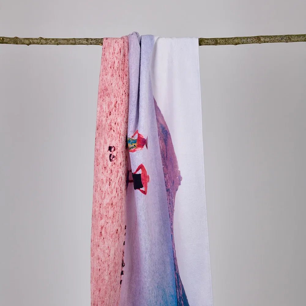 RHANEVA x bant mag. by Aylin Güngör No.1, 70x140 cm tasarım plaj havlusunun askıdaki hali