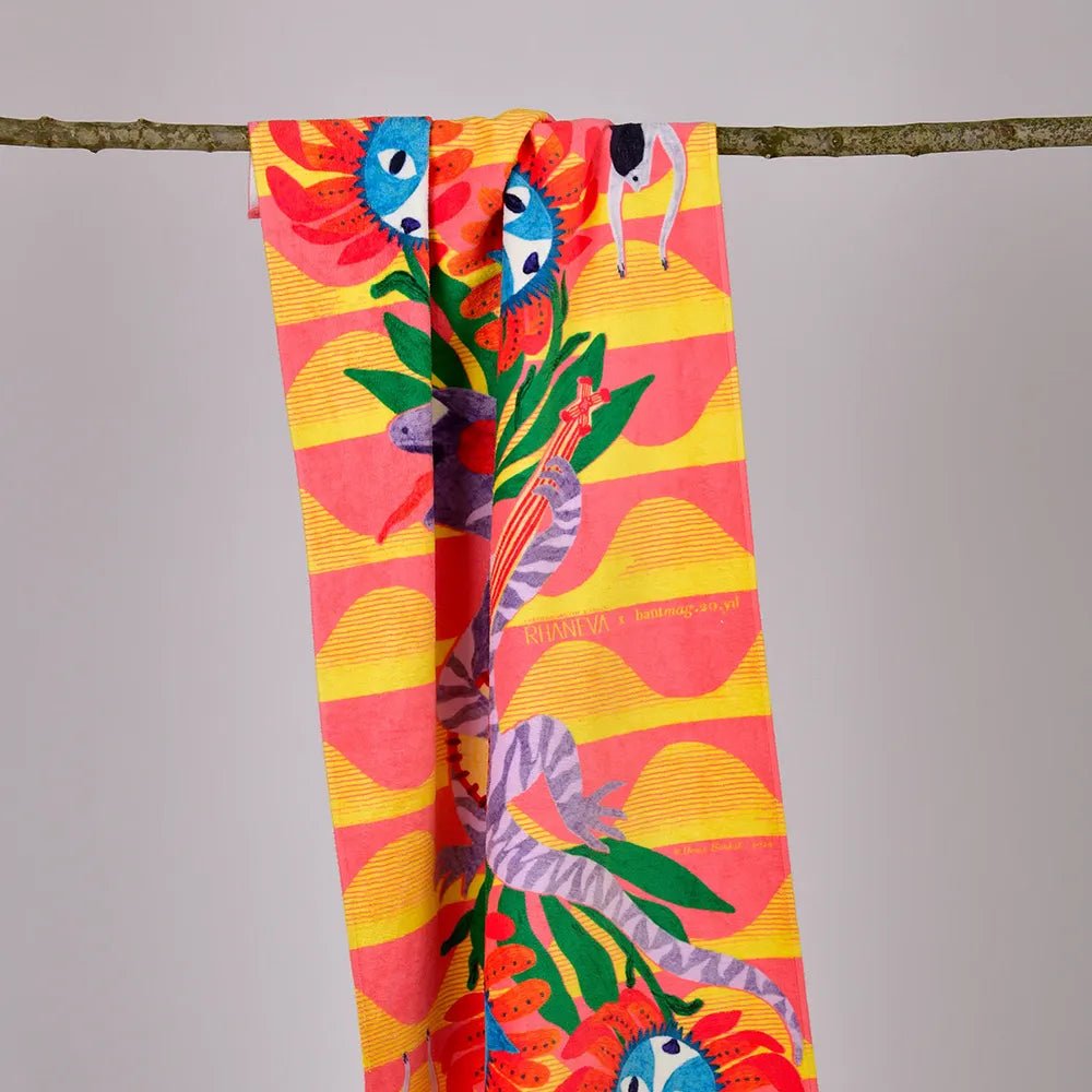 RHANEVA x bant mag. koleksiyonundan sanatçı Deniz Bankal tasarımı, 70x140 cm baskılı plaj havlusu