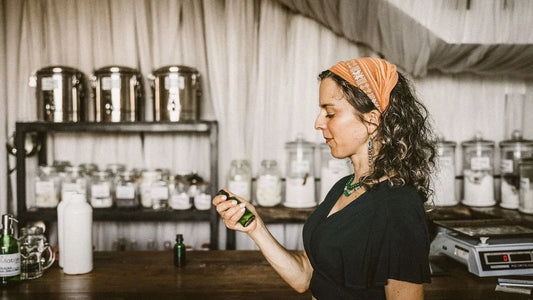 clean beauty ne demek? doğal organik ve vegan kozmetik farkları ne? etiket okuyan kadın fotoğrafı