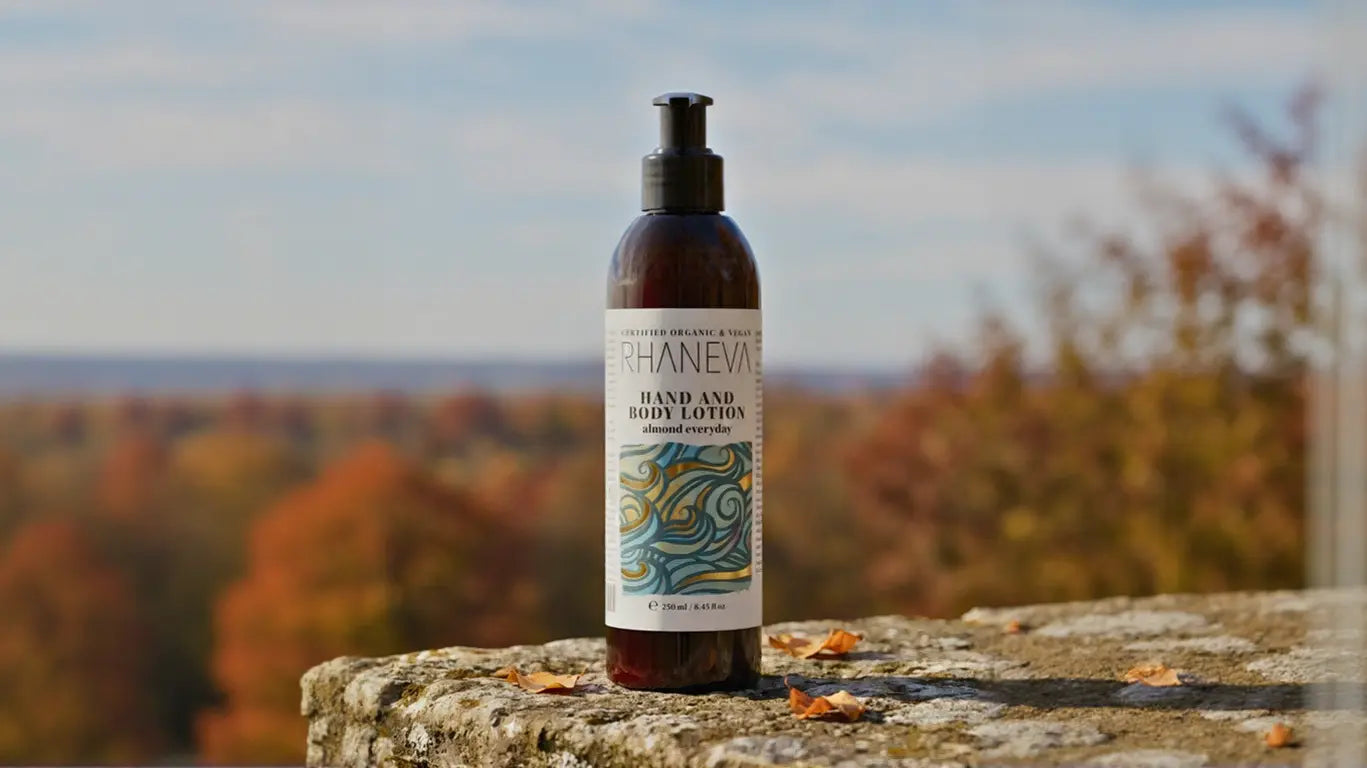 rhaneva organik hassas ciltler için vücut bakımı koleksiyonu için duşta omuzlarını ve elini gördüğümüz kadın görseli