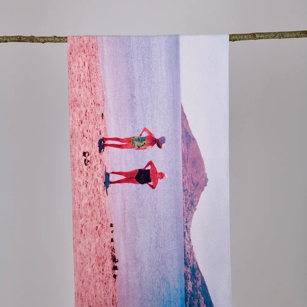 bant mag. ailesinden fotoğraf sanatçısı Aylin Güngör imzalı 140x70cm tasarım plaj havlusunun asılmış hali