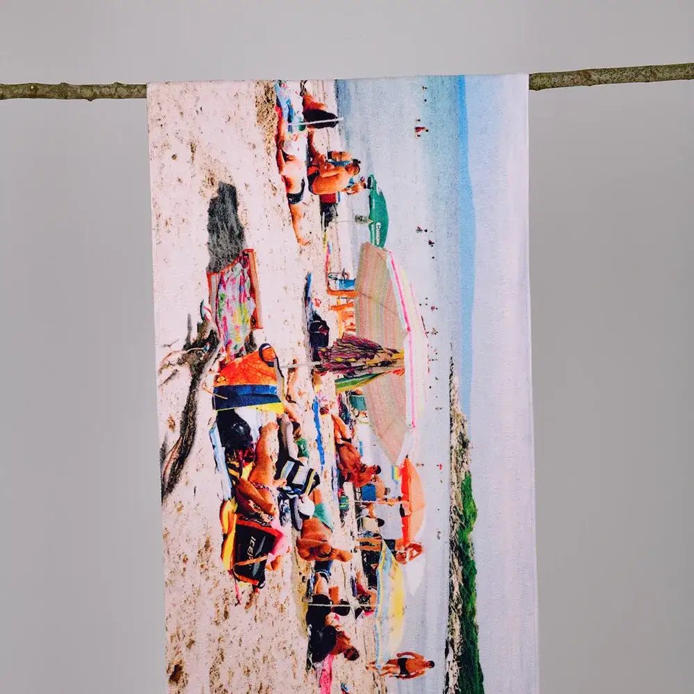 bant mag. ailesinden fotoğraf sanatçısı Aylin Güngörün tasarımı 70x140 cm plaj havlusu No.2'nin askıda görseli